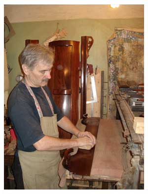 Процесс реставрации деталей корпуса фисгармонии «Woodstok».