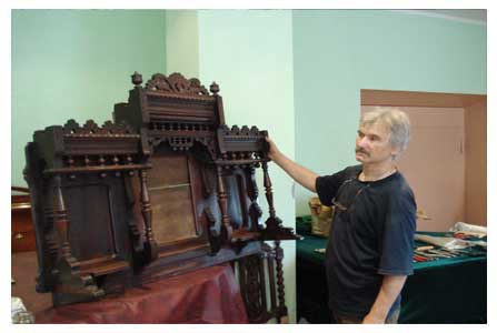 Корона,верхняя часть фисгармонии «Woodstok» реставрации не подвергалась.