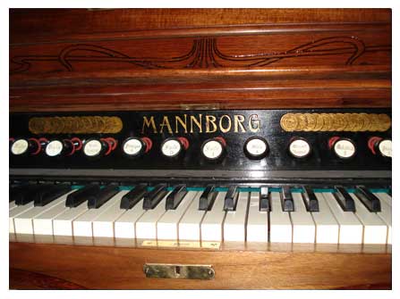 Панель управления фисгармонии после реставрации