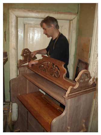 Процесс сборки корпуса фисгармонии